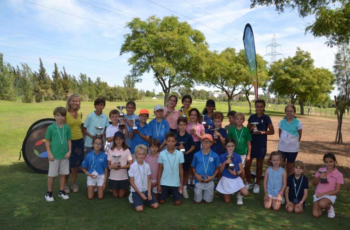 Calor y diversión en el Pequecircuito de la Escuela Pública de Golf La Cartuja