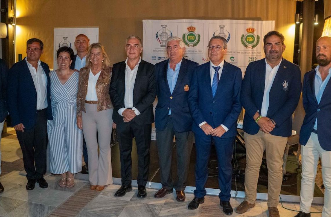 Elías Bendodo recibe la Medalla al Mérito Deportivo de la Real Federación Andaluza en el cóctel organizado con motivo de la Solheim Cup